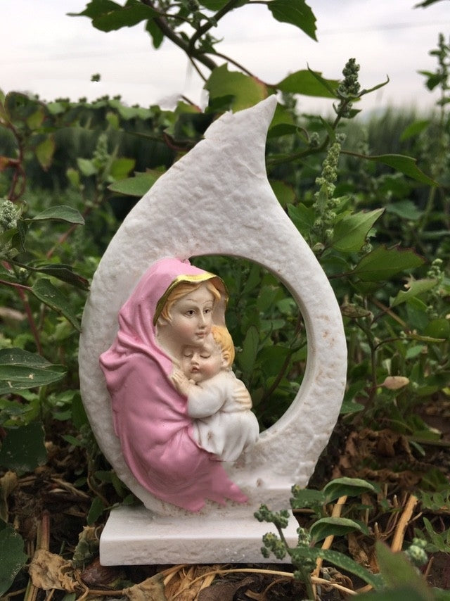 Ornement en Résine – La Vierge Marie serrant Jésus dans ses bras