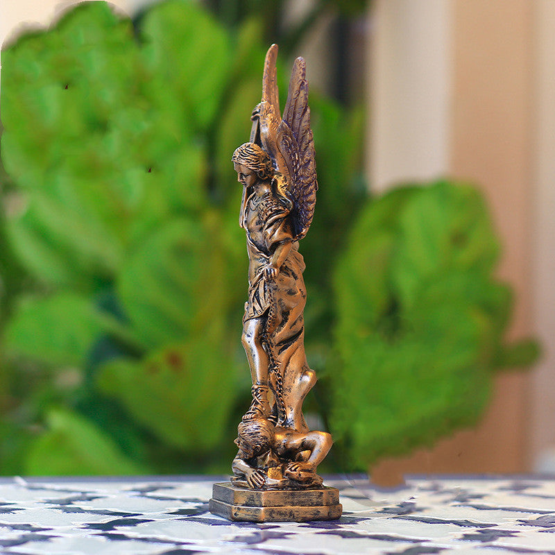 Ornement Religieux en Résine – Ange Victorieux sur le Mal