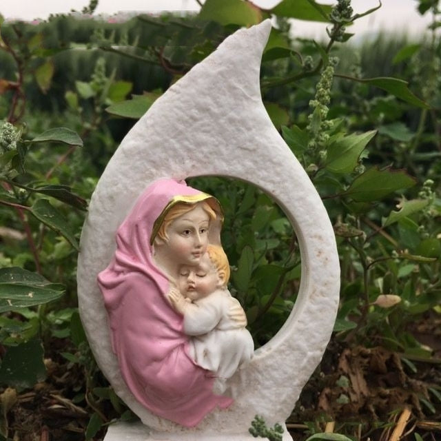Ornement en Résine – La Vierge Marie serrant Jésus dans ses bras
