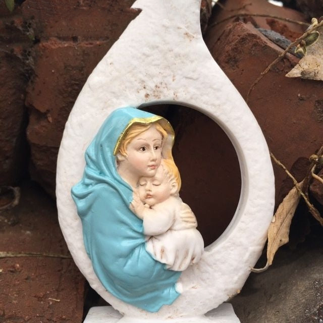 Ornement en Résine – La Vierge Marie serrant Jésus dans ses bras