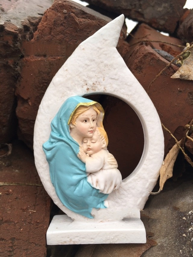 Ornement en Résine – La Vierge Marie serrant Jésus dans ses bras