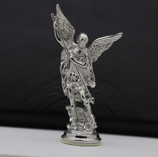 Ornement Religieux en Résine – Ange Victorieux sur le Mal